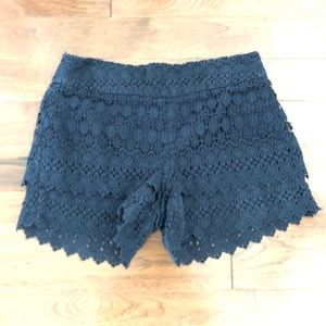 LOFT Riviera Shorts w/blue lace in size 4